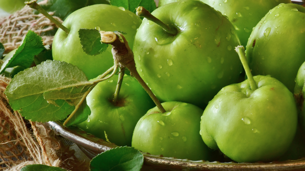 green apple benefits, Granny Smith apples nutrition, apples for liver health, low sugar fruits, quercetin foods, fiber-rich snacks, tart apple recipes, malic acid benefits, apples vs oranges, gut-healthy fruits