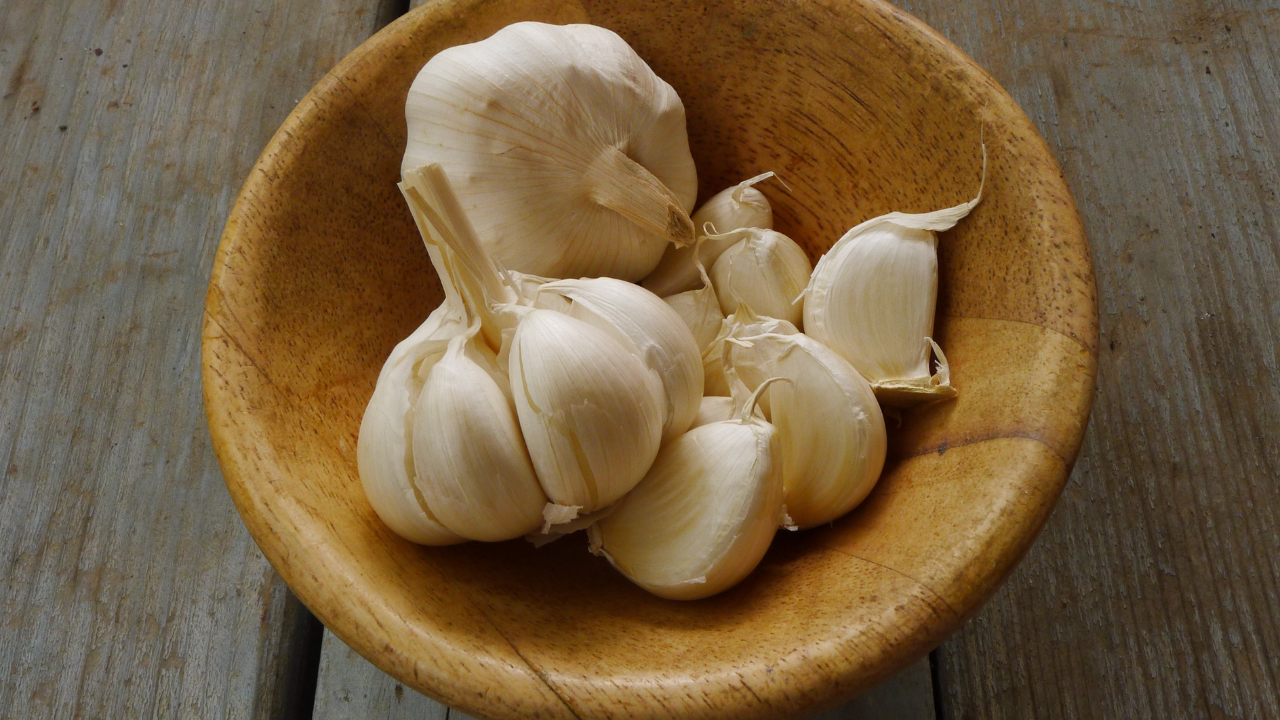 garlic at night benefits, raw garlic before bed, garlic for immunity, garlic and sleep, how to eat garlic without smell, garlic detox benefits, natural antibiotic foods, garlic for heart health, garlic home remedies, Ayurvedic night remedies