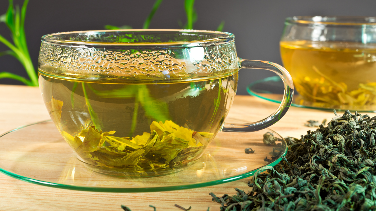 best green tea lemon ratio, does lemon increase EGCG, green tea before or after meal, cold brew green tea benefits, green tea lemon for bloating, how to make green tea less bitter, green tea and liver detox, vitamin C in green tea, green tea vs coffee energy, best time to drink green tea for weight loss,